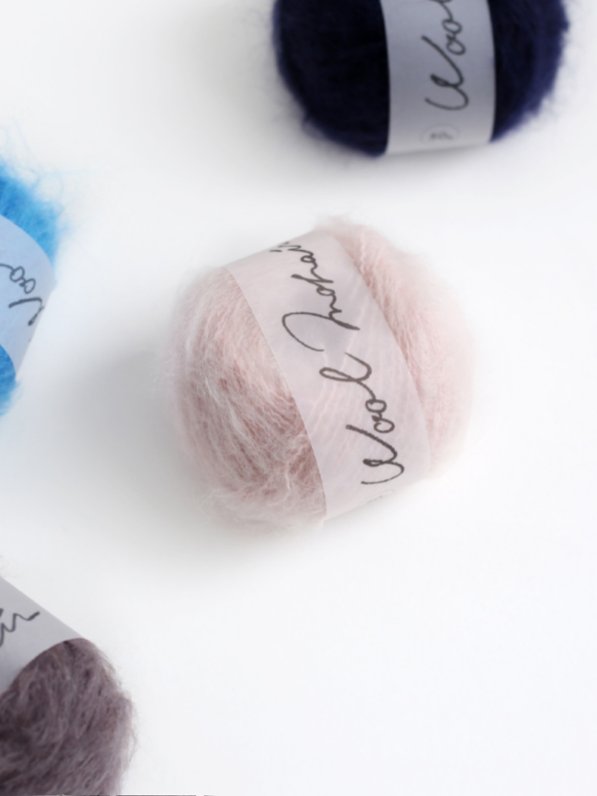 Daruma Horizontal Field Wool M - огляд і ціна Sewing Thread In Textile